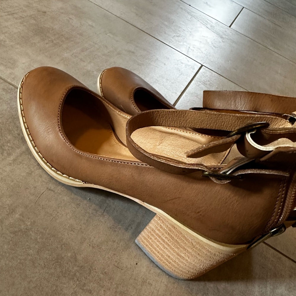 Bonnie size 7 strap heel
